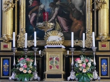 Kein anderes Metall reflektiert Licht so konzentriert wie Silber. 99,5 Prozent der sichtbaren Wellenlängen des Farbspek¬trums werden von Silber gespiegelt. Spätestens seit dem Mittelalter waren Ge¬fäße aus Silber deshalb sehr beliebt. Jakob Fugger (1459–1525) sicherte sich das Recht, Silberminen zu betreiben und wurde zum reichsten Mann Europas. Und seine Silberschmiede in Augsburg brachten es zu solcher Kunstfertigkeit und Perfektion, dass alle europäischen Königshöfe und Kirchen Augs¬burger Silber favorisierten.